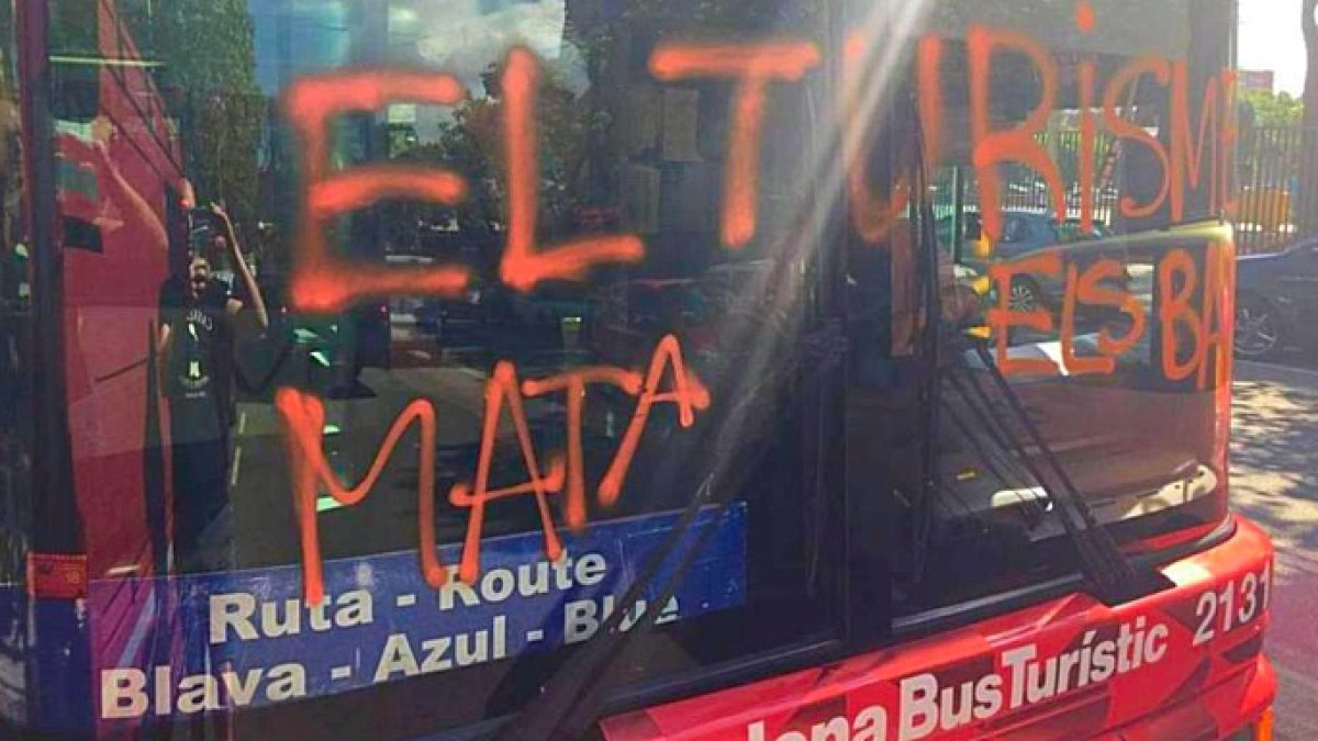 Imagen de la luna del bus turístico atacado por las juventudes de la CUP.