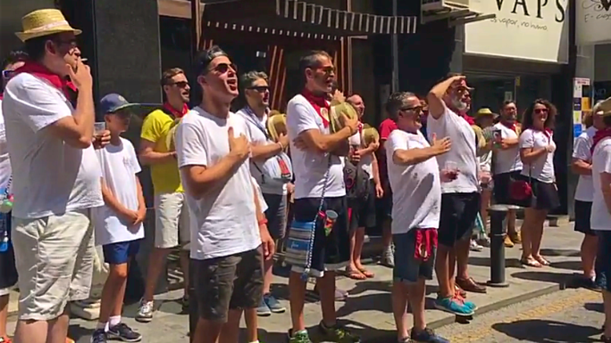 Un momento del festivo homenaje a la Policía y al himno nacional.