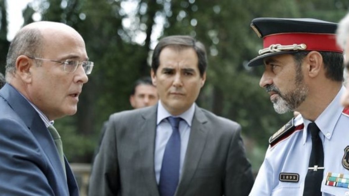 El coronel Pérez de los Cobos saluda al mayor Trapero ante la mirada del número dos de Interior.