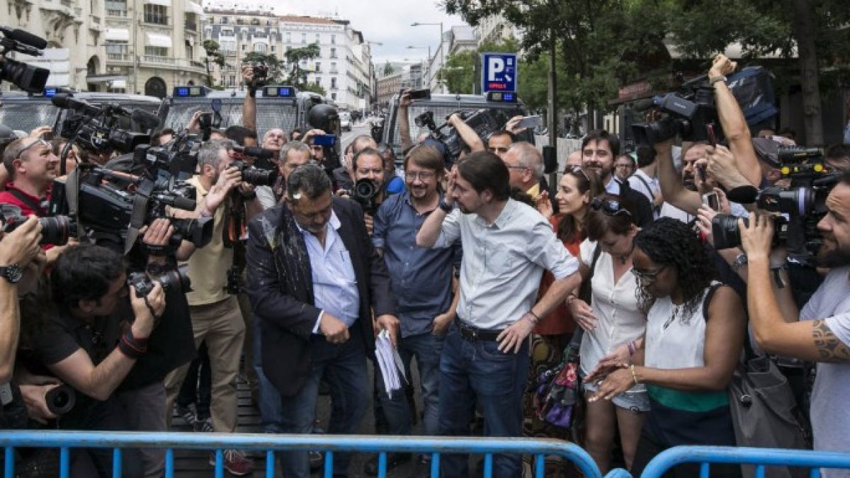 Pablo Iglesias limpiándose tras recibir el impacto del famoso huevo.