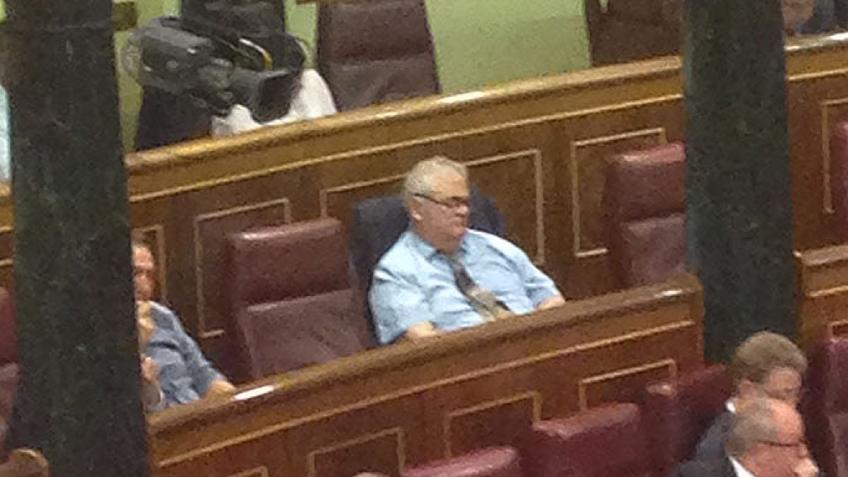 Feliu Guillaumes duerme plácidamente durante el Pleno.