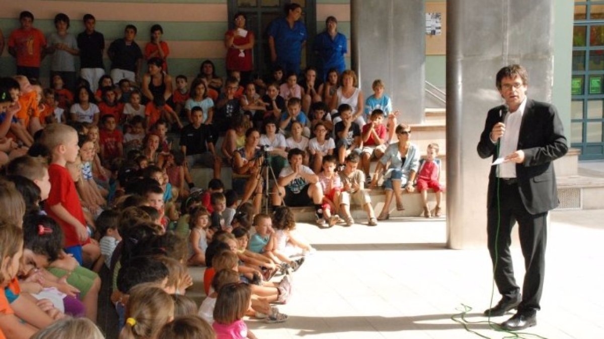 Puigdemont en el colegio de sus hijas en una imagen de archivo.