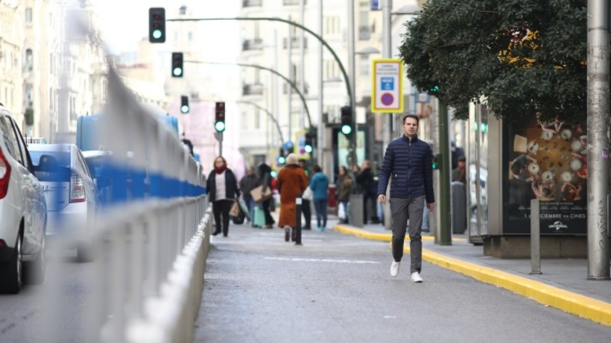 La Gran Vía, con pocos peatones en las nuevas zonas de paseo y los aledaños atascados