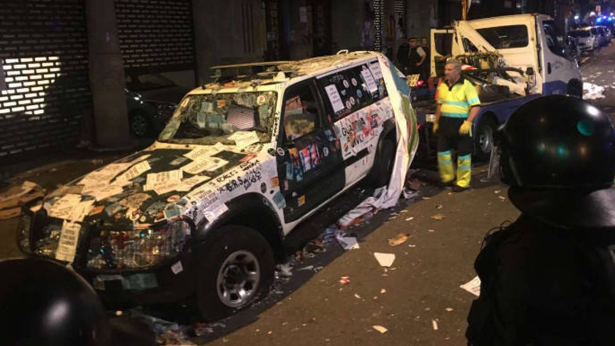 Un coche de la Guardia Civil destrozado el mismo día en que el Cuerpo sufrió un largo acoso de 24 horas encabezado por entidades enlazadas con el Govern