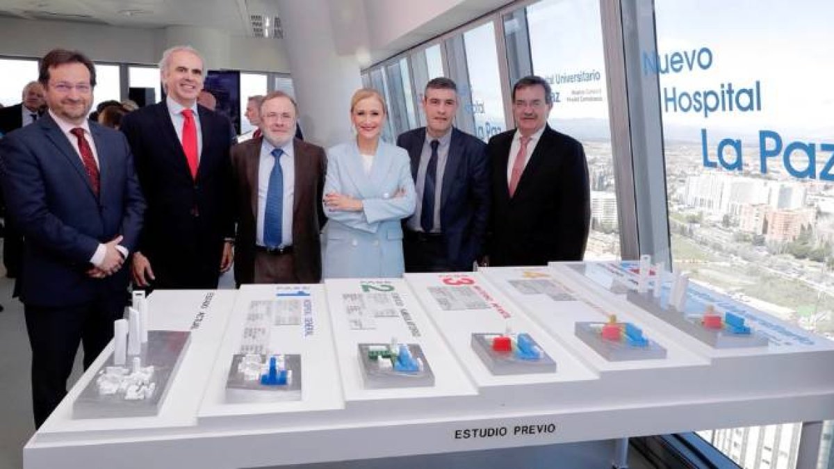 Cifuentes y los responsables sanitarios, frente a la maqueta de la nueva Paz