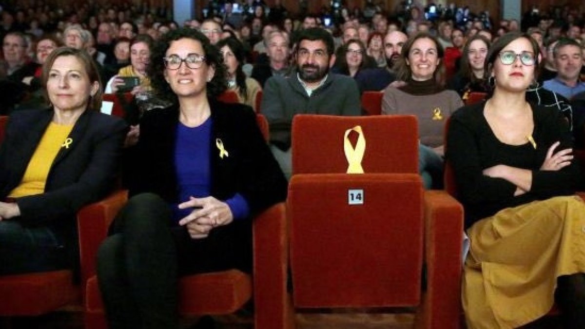 Marta Rovira, en un mitin de ERC, junto al sillón vacío de Oriol Junqueras.