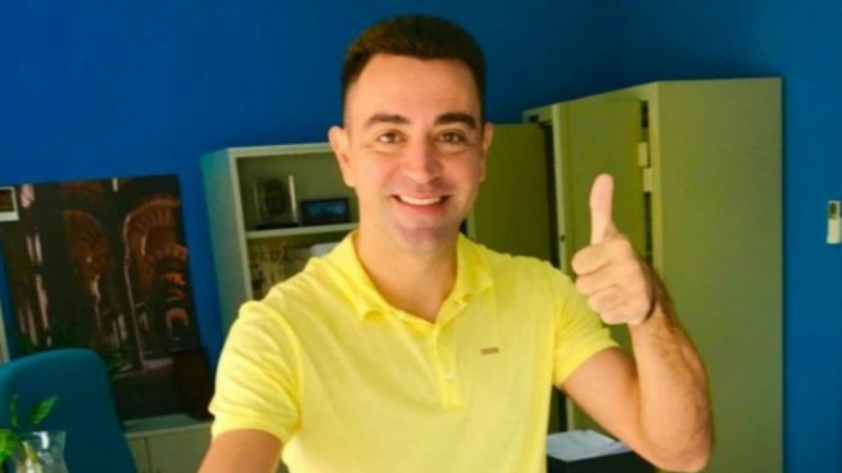 El exfutbolista del Barcelona y de la selección española, Xavi Hernández, con el amarillo del independentismo.