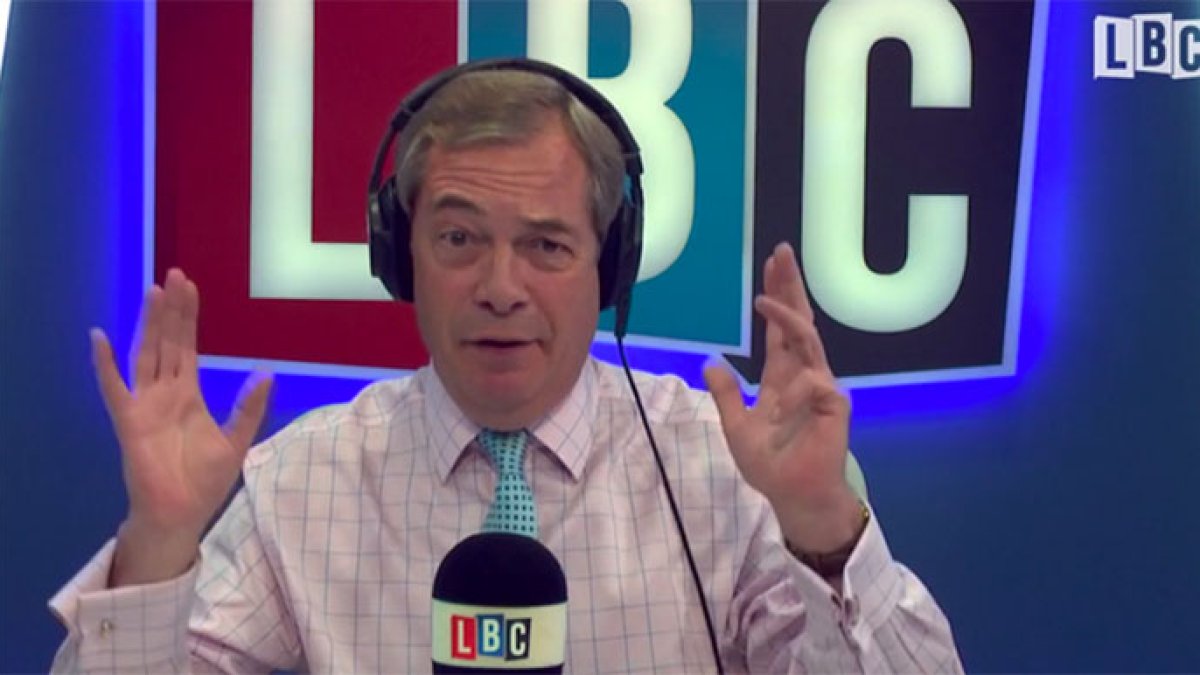 Nigel Farage durante su programa de radio en la emisora LBC.