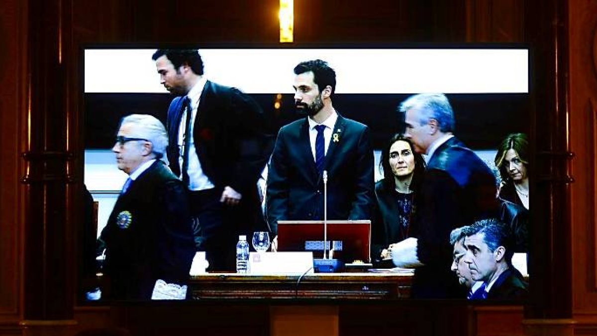 Momento en el que varios jueces y fiscales abandonan la sala tras la provocación de Torrent.