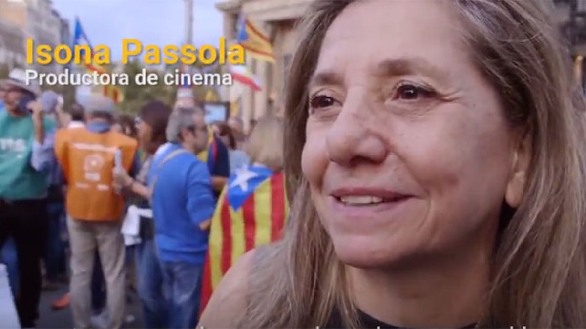 Isona Passola durante una manifestación convocada por Òmnium Cultural.