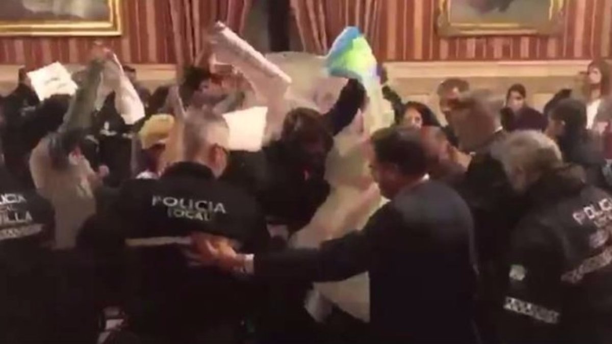 Momento en que los okupas se tiran a por los concejales del Ayuntamiento de Sevilla.