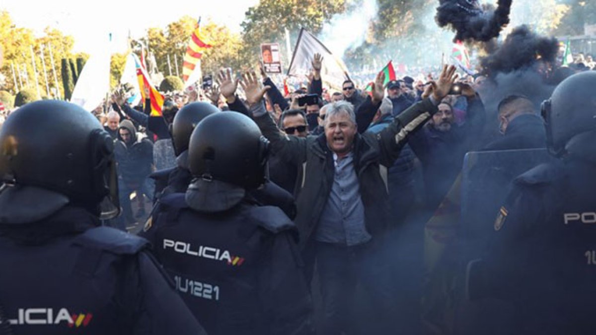 Disturbios al final de la manifestación de los taxistas en el centro de Madrid.