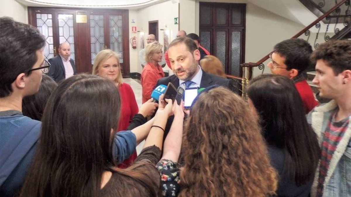 José Luis Ábalos, atiende a los medios de comunicación antes de su conferencia en el Ateneo.