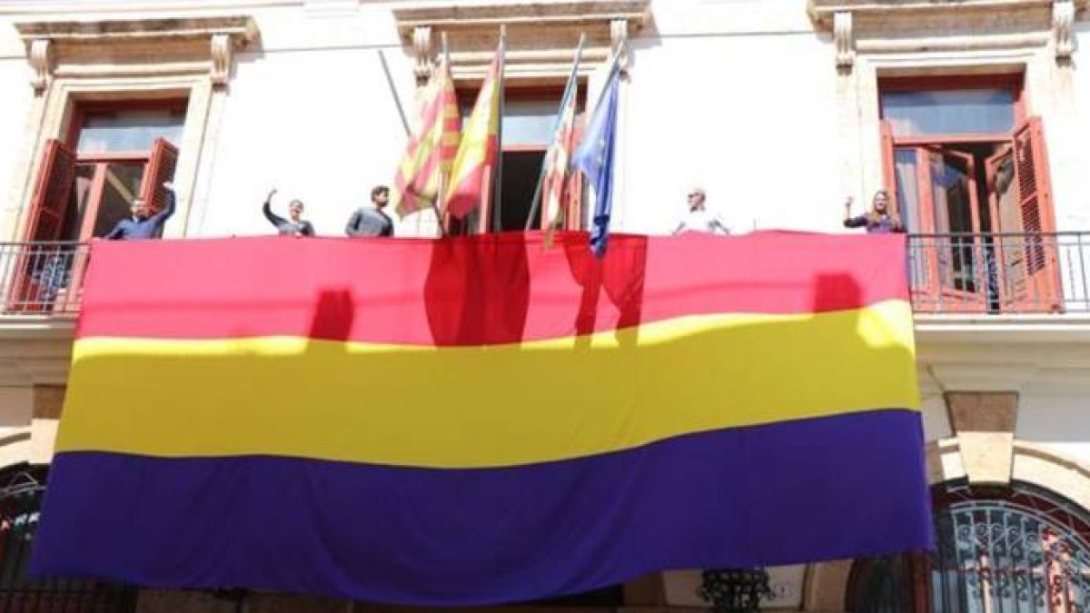 Imagen de la bandera republicana en el blacón del Ayuntamiento de Saginto