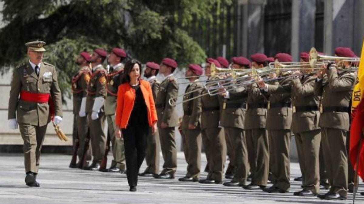 Margarita Robles, este pasado jueves pasando por primera vez revista a las tropas.