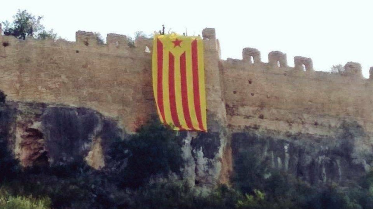 Imagen de la estelada en el Castillo de Corbera