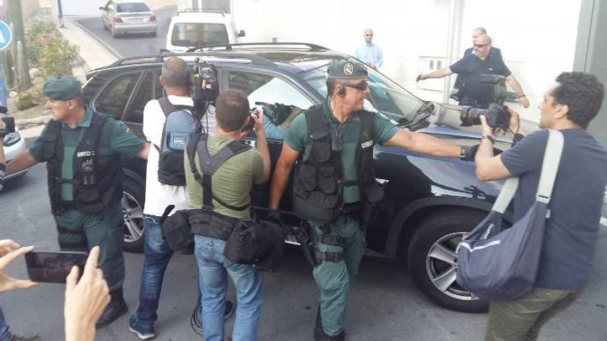 Zaplana llegando a su casa de Benidorm