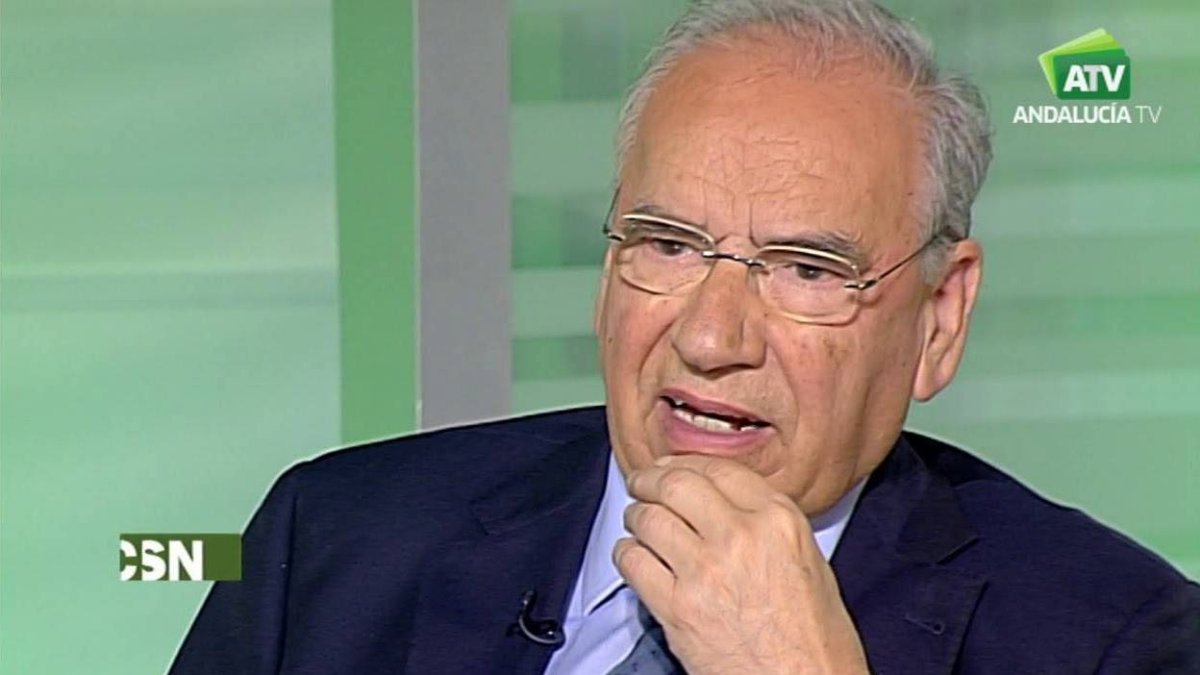 Alfonso Guerra durante la entrevista.