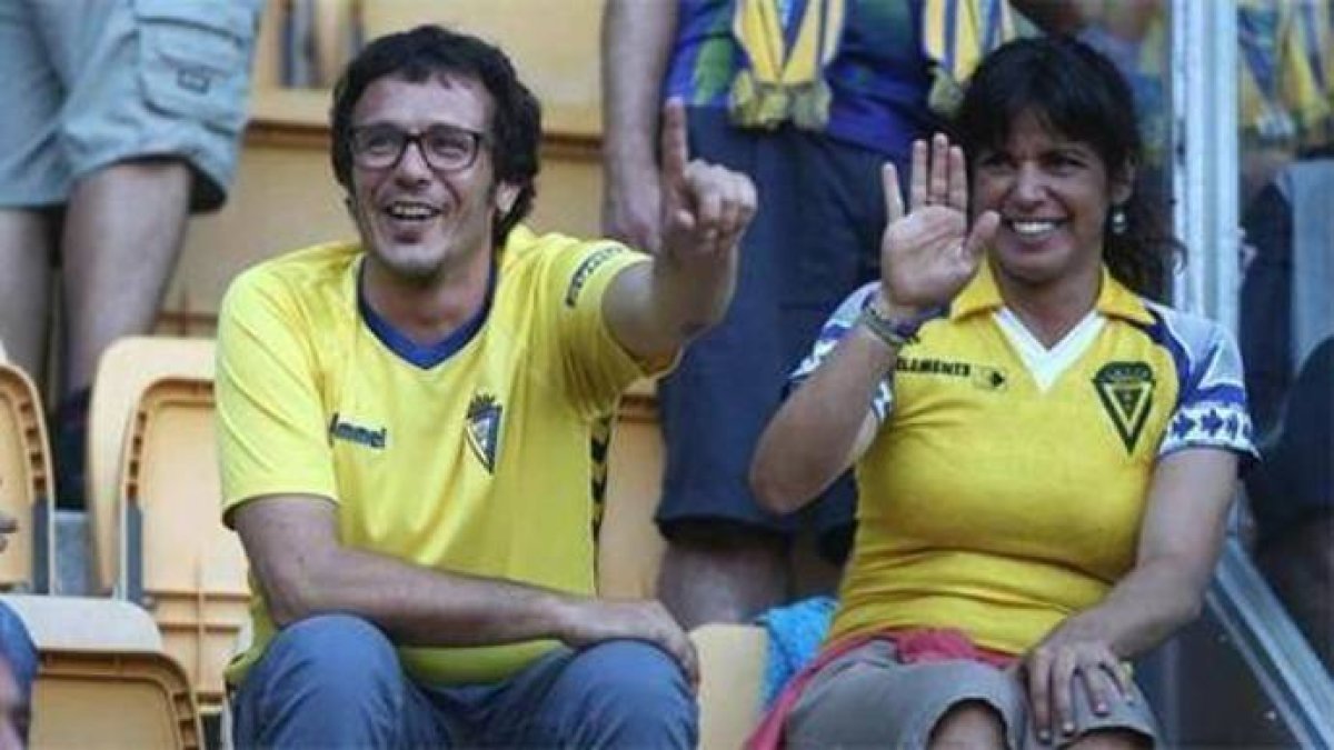 Teresa Rodríguez con su pareja, Kichi González; alcalde gaditano y como ella frecuente seguidor del Cádiz CF