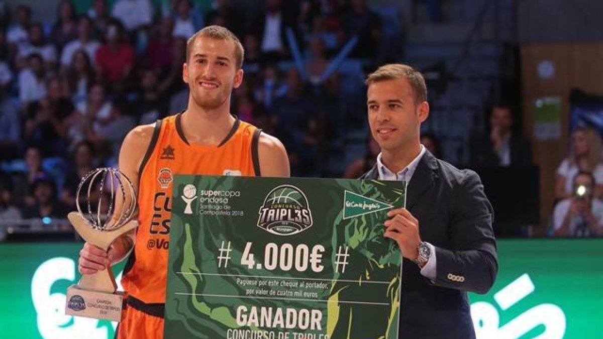 Matt Thomas, recogiendo el cheque que le acredita como mejor lanzador ACB