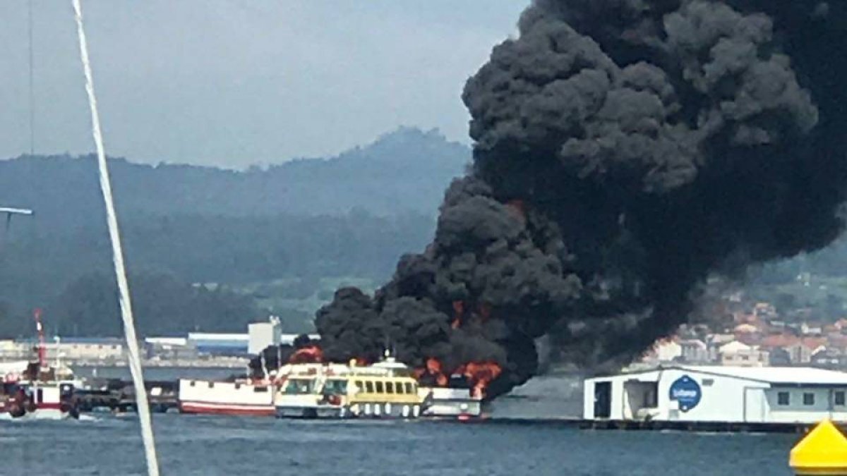 Imagen del barco turístico ardiendo.