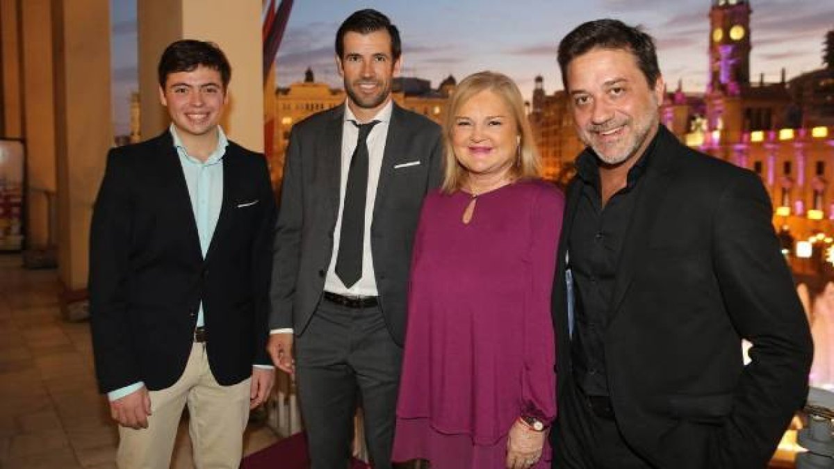 La presidenta del Ateneo con los premiados.