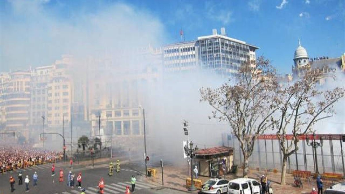 La Plaza del Ayuntamiento se ha llenado de gente en este domingo