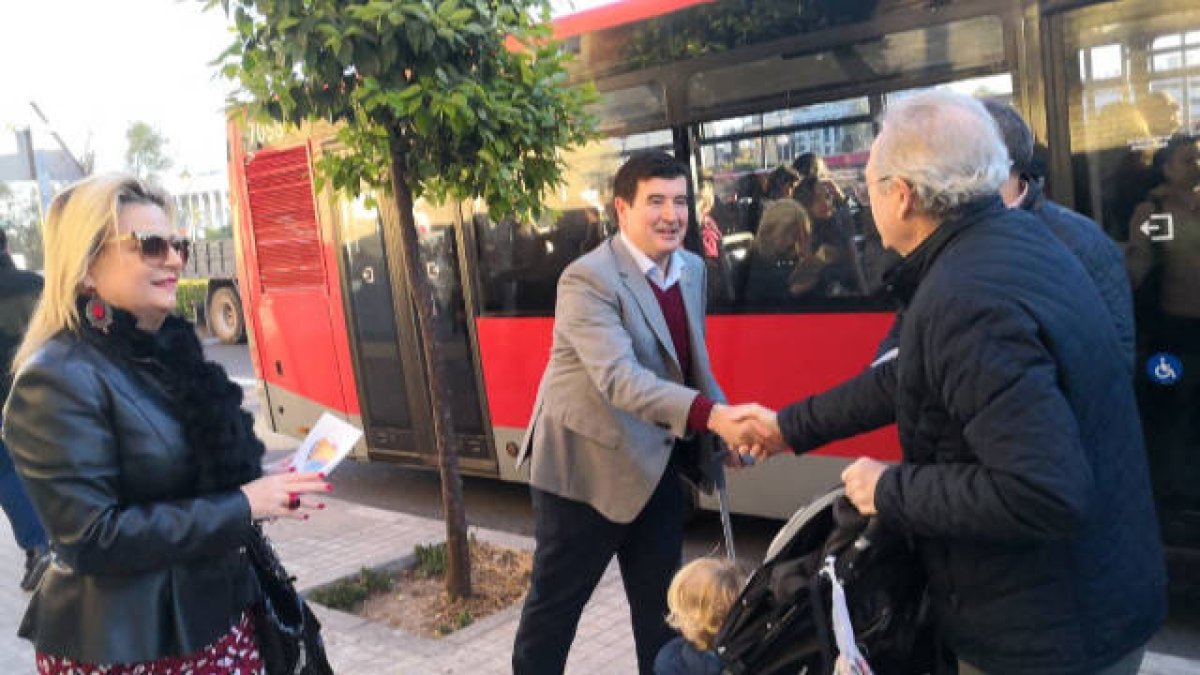 Fernando Giner con vecinos de Reino de Valencia