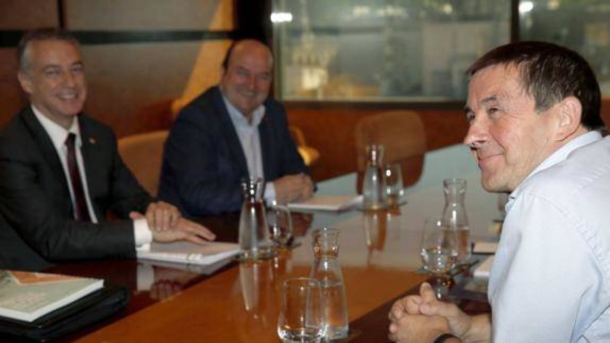 Urkullo, Ortuzar y Otegi, en un encuentro entre PNV y EH BIldu