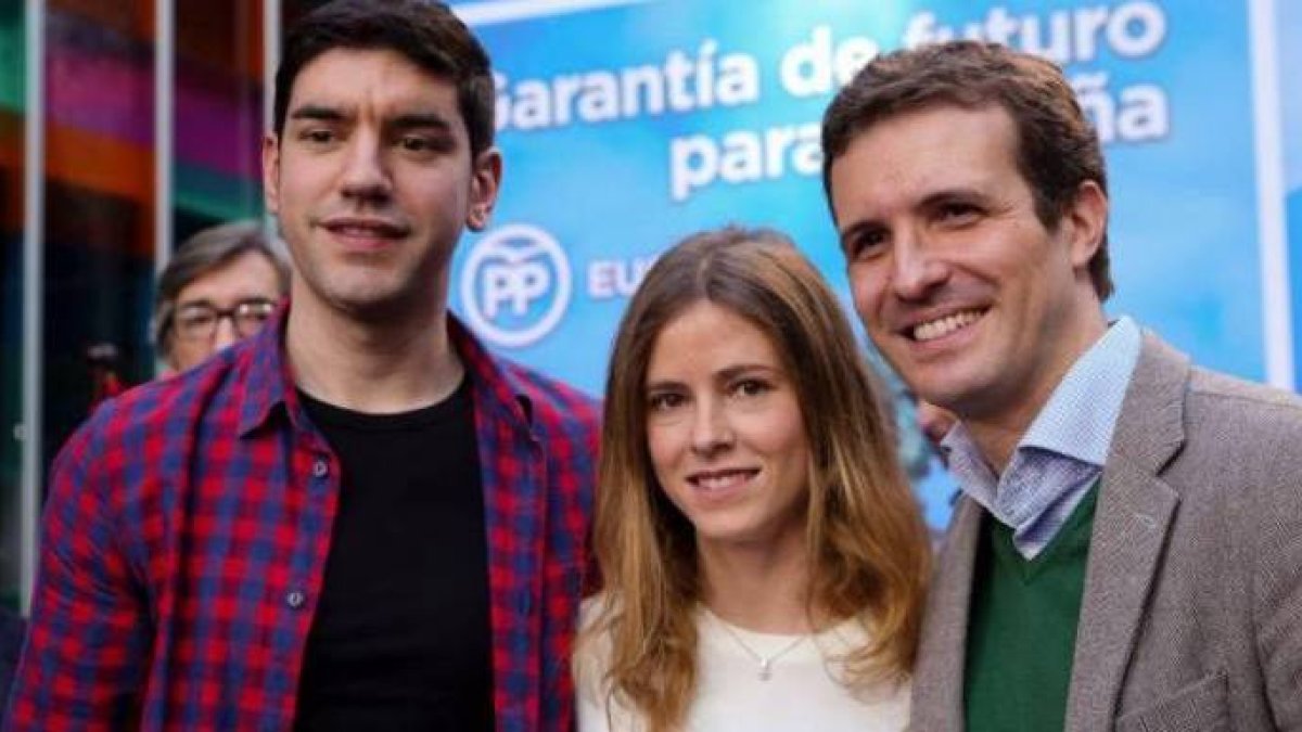 Beatriz Fanjul, en un acto del PP, junto a Pablo Casado.