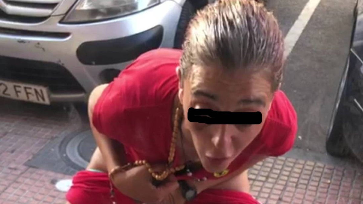 La protagonista de la escena, orinando en plena calle antes de atacar a patadas un establecimiento