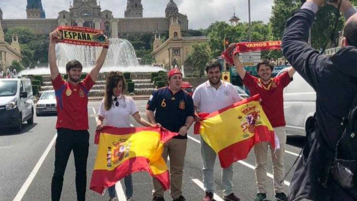 Miembros de Barcelona con la Selección, animando al equipo en plena Ciudad Condal