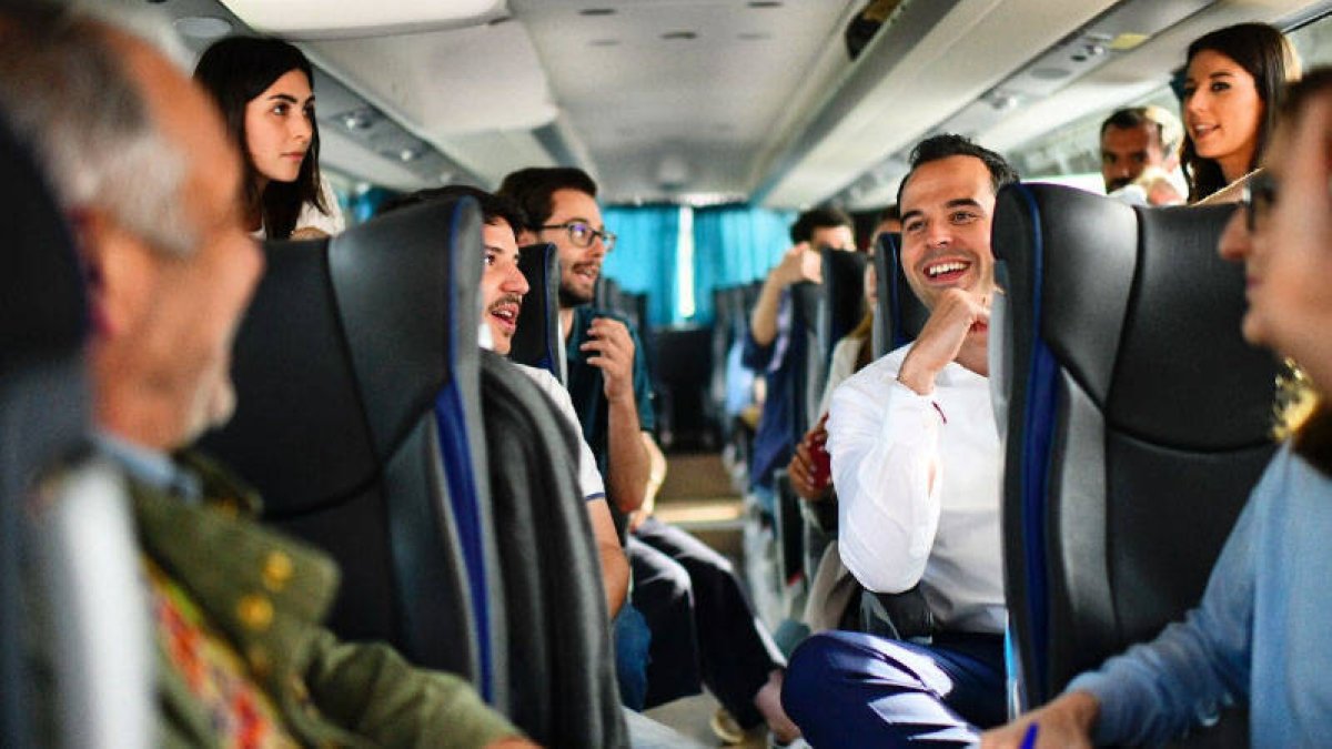 Aguado, con los periodistas de la caravana que cubre su campaña.