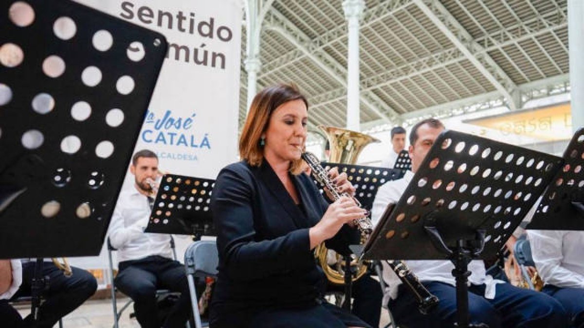 María José Catalá tocándo el clarinete en el Mercado de Colón.