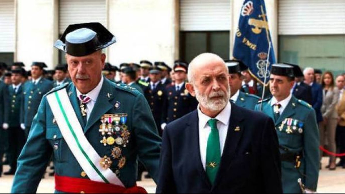 El general Pedro Garrido, este miércoles, junto al director del Cuerpo, Féliz Azón.