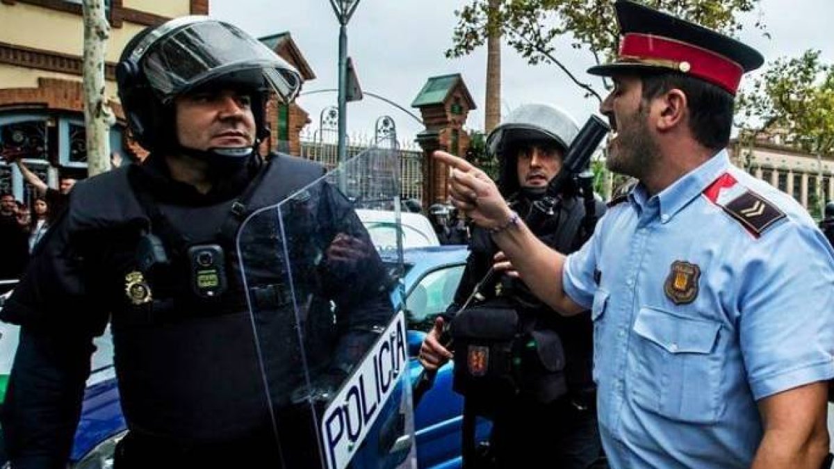 Un mosso increpa a un policía nacional el 1-O.