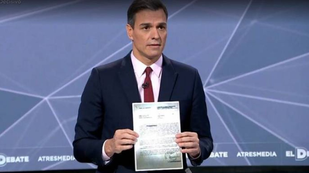 Sánchez, en un debate electoral, con un documento para criminalizar a Vox.