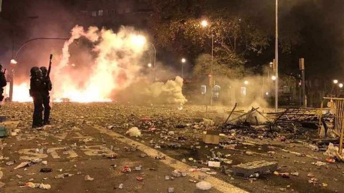 Policías nacionales en el asedio a la Jefatura Superior el pasado viernes.