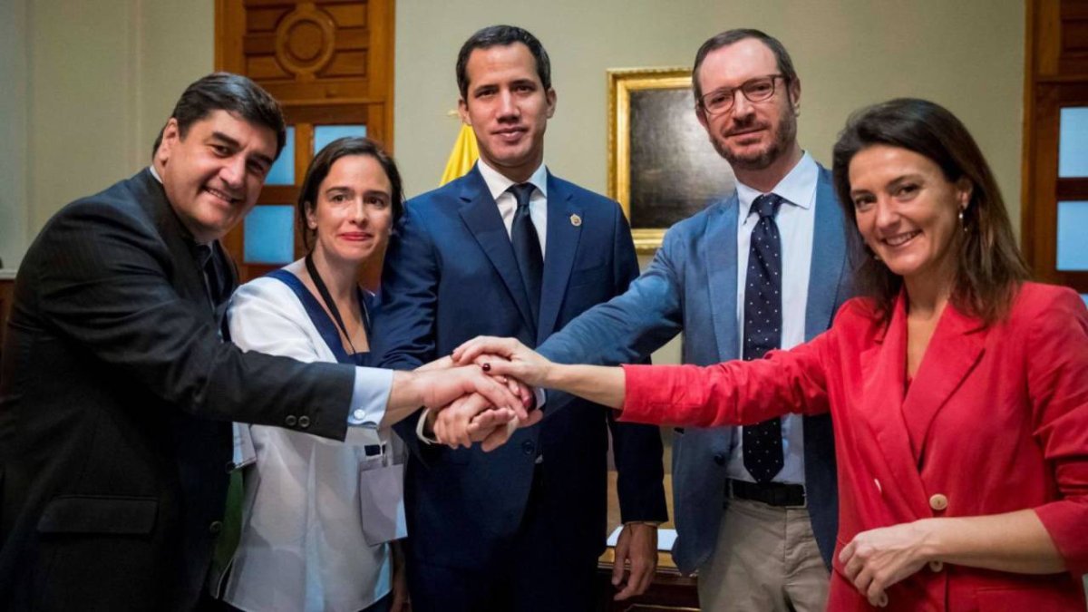 Belén Hoyo, izquierda, con Guidó y otros diputados del PP en una reciente visita a Venezuela