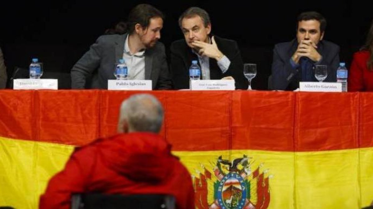 Zapatero, en un acto de Podemos, entre Iglesias y Garzón.