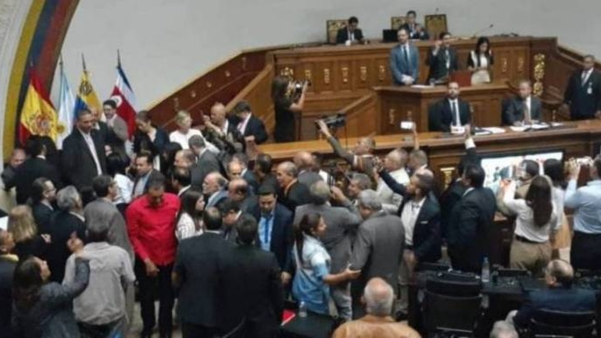 Momento de la trifulca de los chavistas a Maroto y la delegación de parlamentarios del PP.