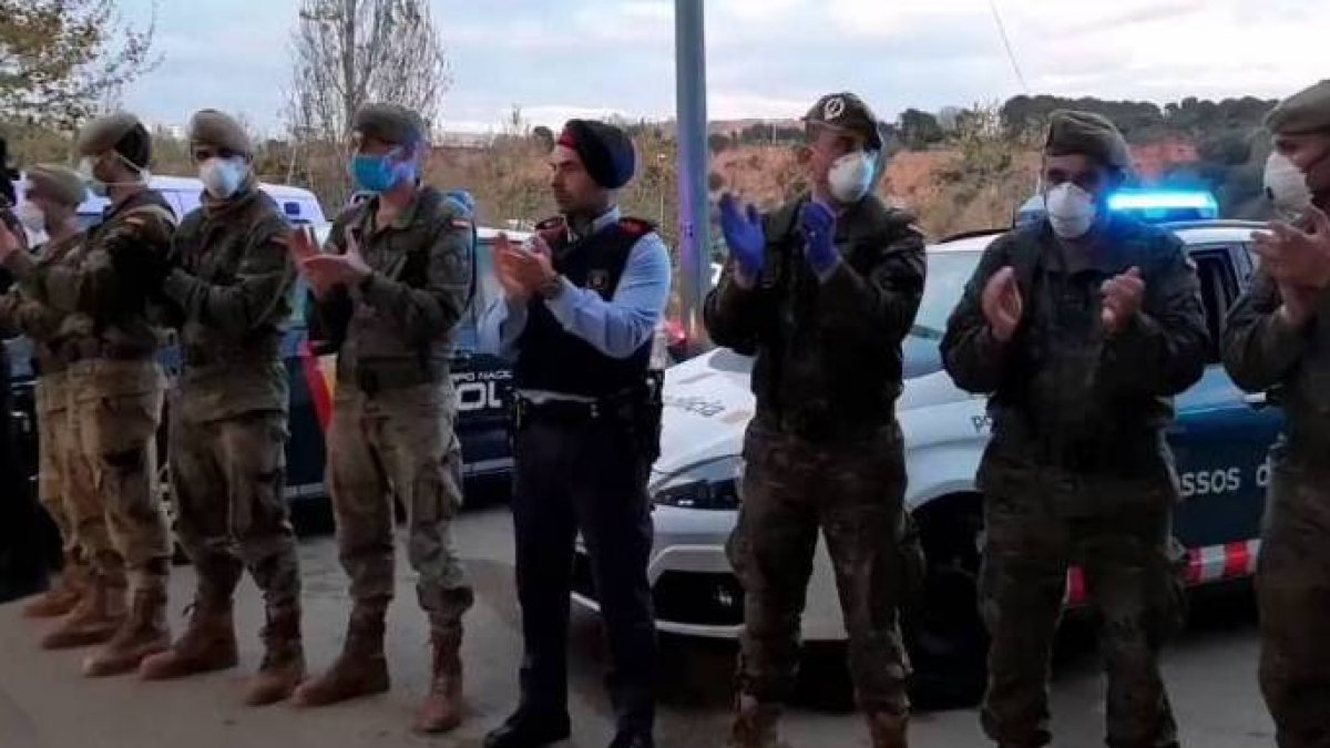 Militares, mossos, policías y bomberos tras levantar el hospital de campaña de Sabadell.