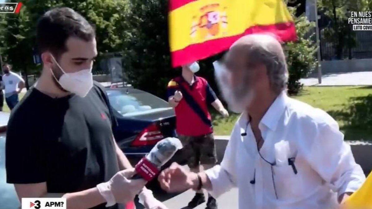 Un reportero de APM y un manifestante de Vox