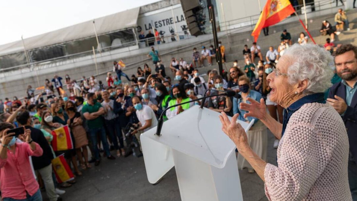 La abuela de Santiago Abascal durante el mitin de Vigo.