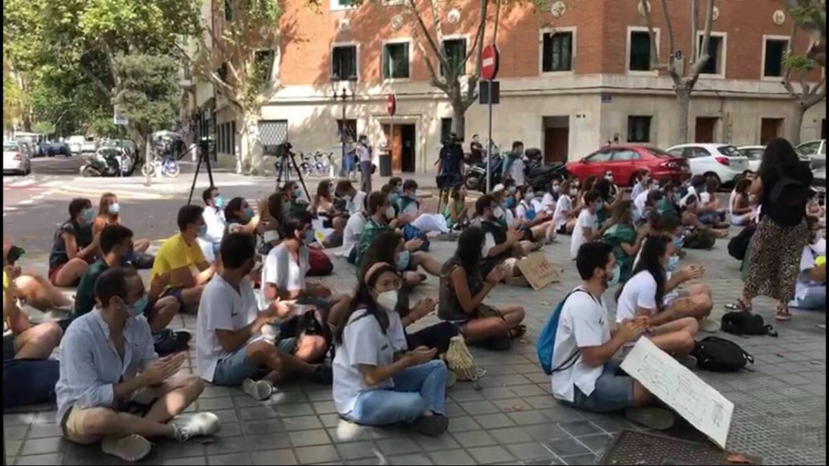 Manifestación de los MIR frente a la Conselleria de Sanidad.