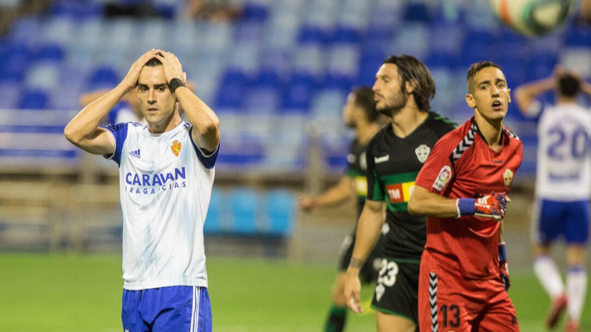 Un jugador del Zaragoza se lamenta por una ocasión fallada ante el Elche.