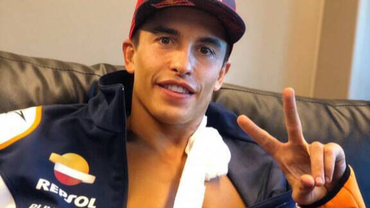 Marc Márquez, con su brazo lesionado.