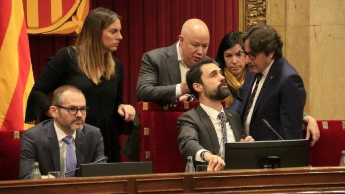 Roger Torrent y los miembros de la Mesa del Parlamento de Cataluña.