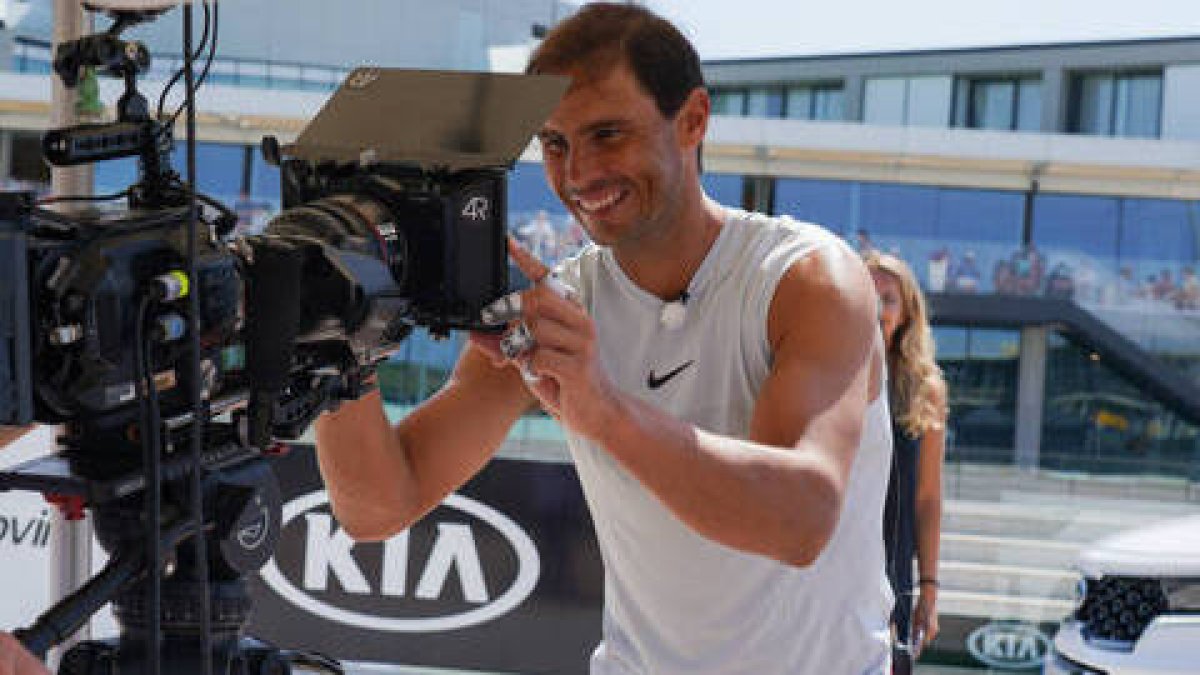 Rafa Nadal bromea con una cámara durante un entrenamiento.