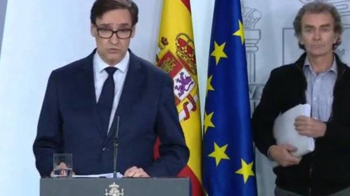 Salvador Illa y Fernando Simón, durante una de sus ruedas de prensa.